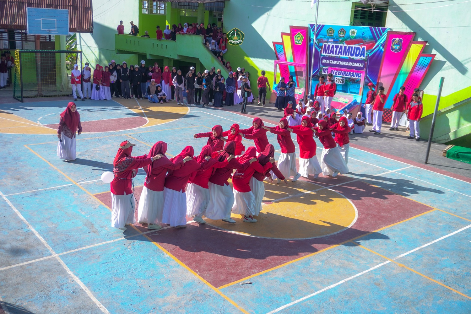 Meriahkan HUT RI ke-81, MTsN 2 Enrekang Gelar "Guru Gembira" Lewat Senam dan Lomba Menarik